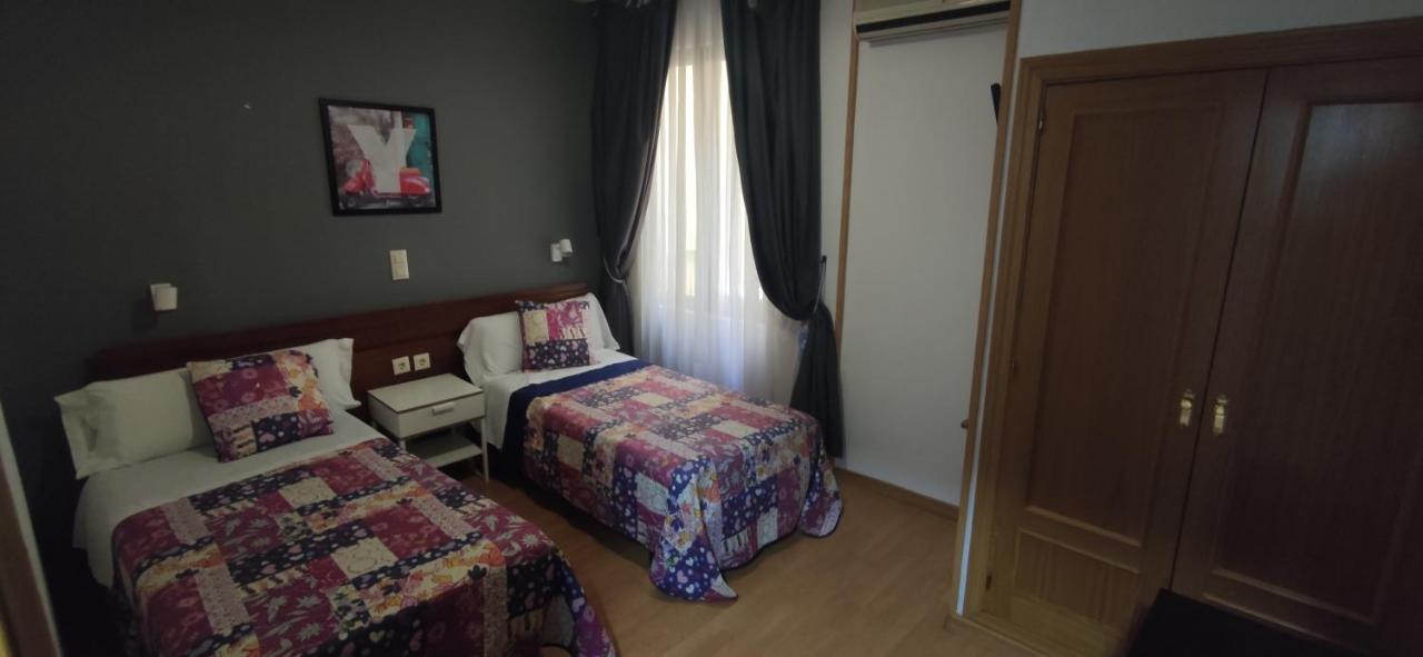 Hostal Felipe V Madrid Exteriör bild