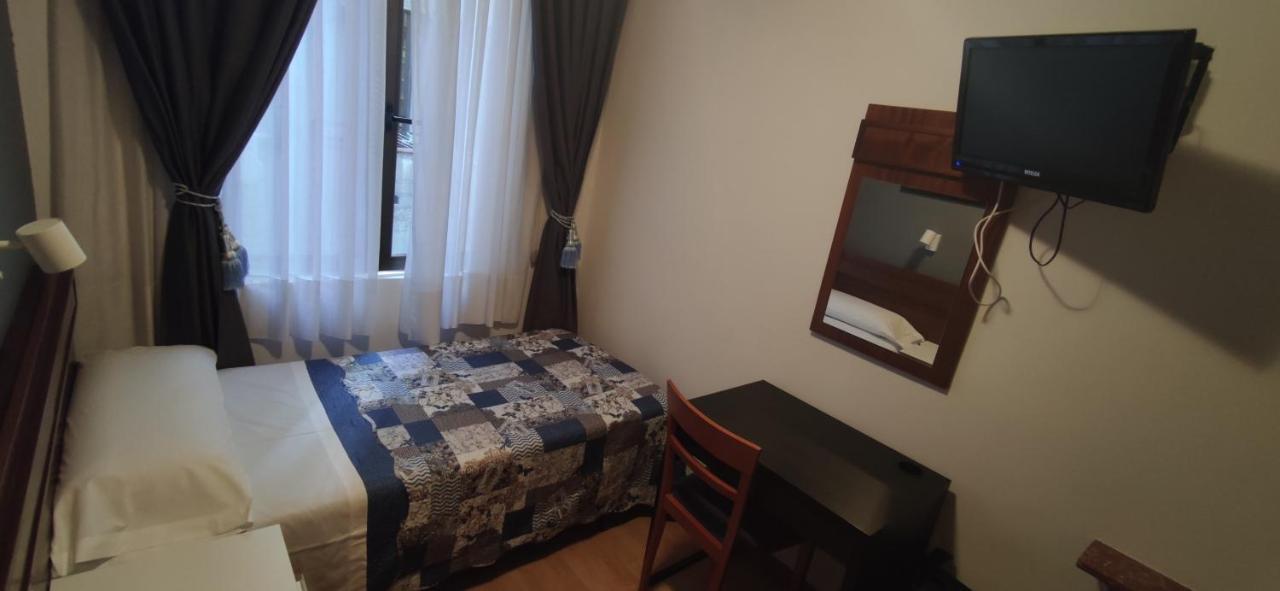 Hostal Felipe V Madrid Exteriör bild